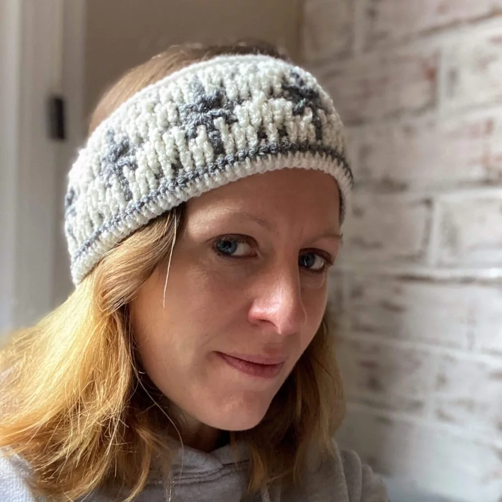 Lady wearing a grey and white crocheted headband